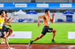 10秒05！“飞人”谢震业雨中夺冠！在同欣跑道上跑平赛季最佳成绩！